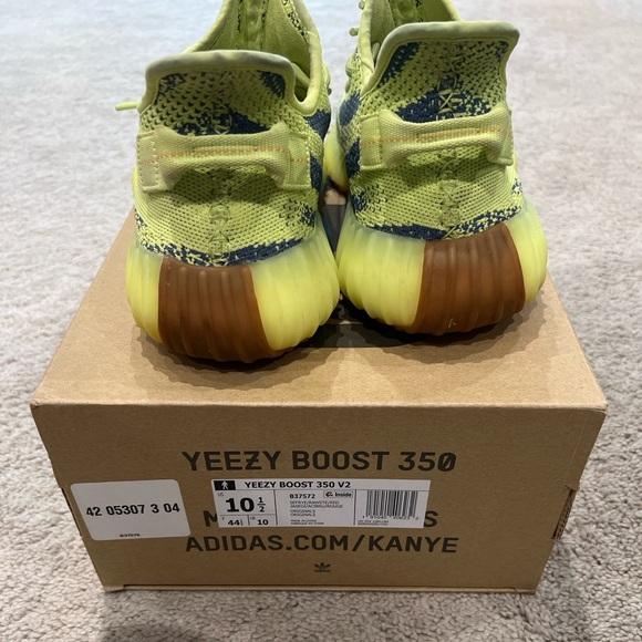 Yeezy 350 v2 Frozen Yellow - Picture 2 of 6
